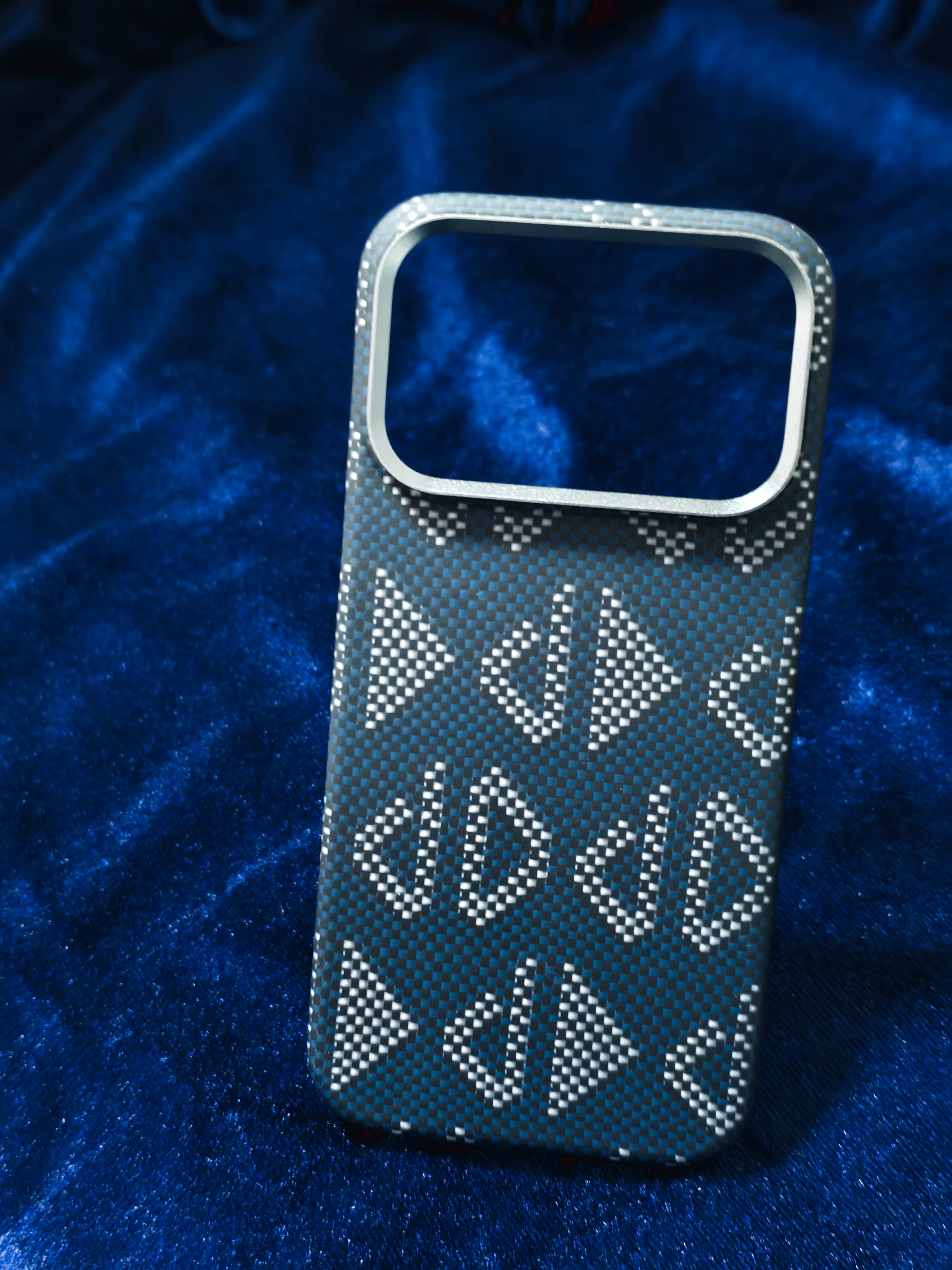 Карбоновый чехол для iPhone 17 Pro Max Figures